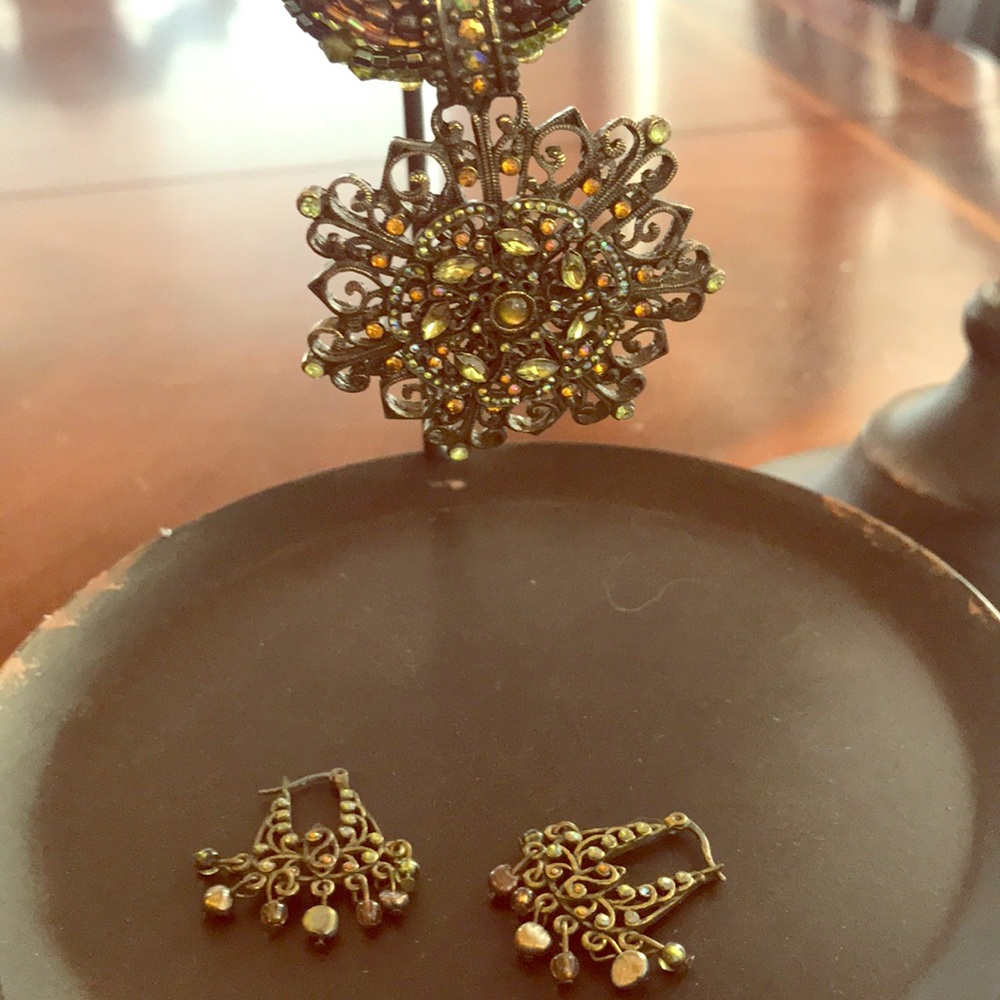 Necklace and earring set